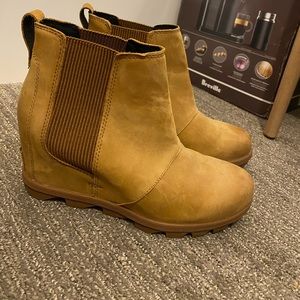 Size 10 Sorel Wedge Boots in color Tawny